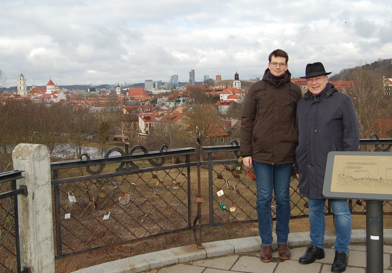Iljos Lemeškino nuotrauka_Su Sigitu Narbutu per pirmąjį apsilankymą Vilniuje tremtyje, 2022 m. vasario mėn